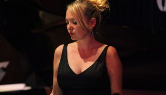 Tammy Weis sings Julie London